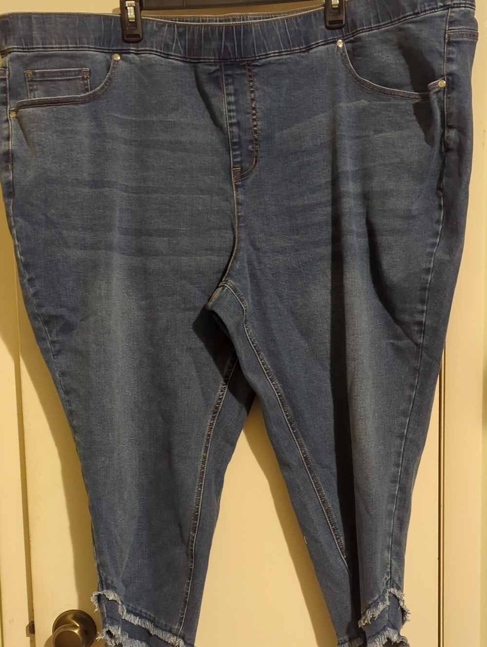 Isaac Mizrahi Medium Blue Cropped Ankle Jeans with Frayed Hem